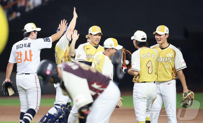 12일 대전 한화생명 볼파크에서 열린 ‘2025 신한 SOL뱅크 KBO 올스타전’에서 나눔 올스타 선수들이 8대6 승리 후 세리머니를 하고 있다. 2025.7.12/뉴스1 ⓒ News1 김진환 기자