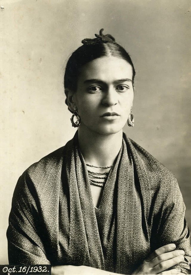프리다 칼로. (출처: Guillermo Kahlo, 1932, Public domain, via Wikimedia Commons)