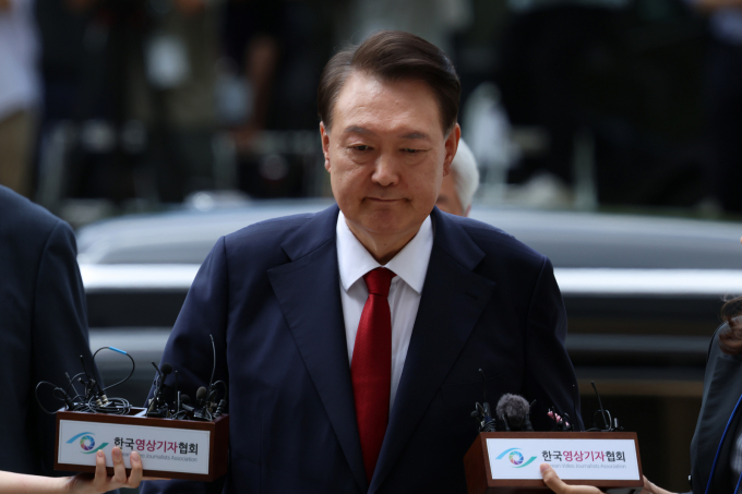 법무부가 윤석열 전 대통령에 관한 처우에 대해 밝혔다. 사진은  윤석열 전 대통령이 서울 서초구 서울중앙지방법원에서 열린 구속 전 피의자심문(영장실질심사)을 받기 위해 출석하는 모습. /사진=뉴시스