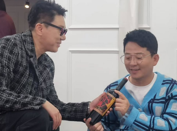 '룰라' 출신 방송인 이상민(52)이 신혼집을 방송 최초로 공개한다. 사진은 이상민(왼쪽)과 코미디언 김준호 모습. /사진=이상민 인스타그램