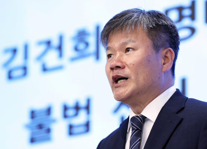 사진은 지난 9일 윤석열 전 대통령 부인 김건희 여사와 관련한 각종 의혹 사건을 수사하는 민중기 특별검사팀 문홍주 특검보가 정례 브리핑하는 모습.  /사진=뉴스1