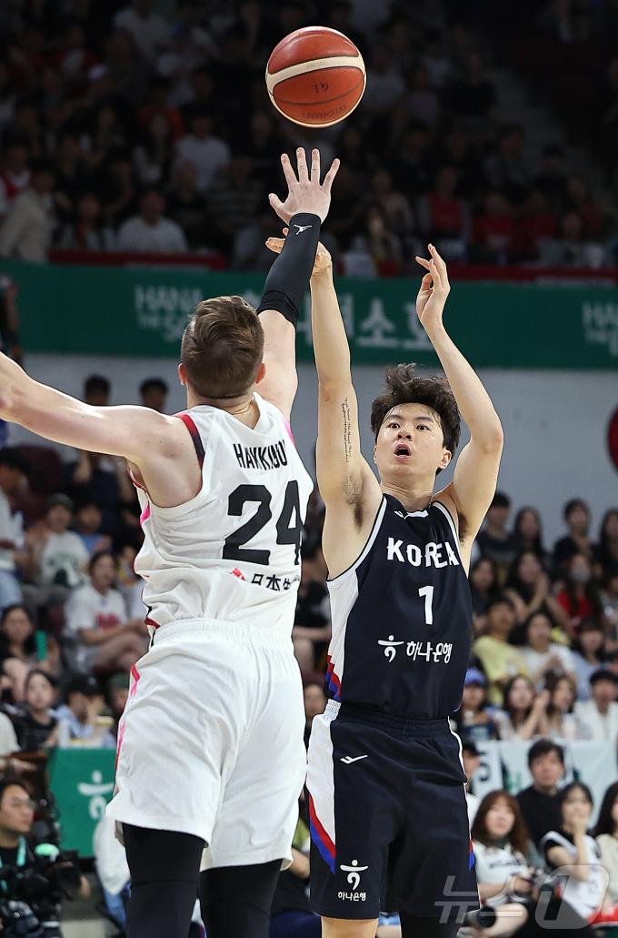 13일 오후 경기도 안양 정관장 체육관에서 열린 하나은행 초청 2025 남자농구 국가대표 평가전 대한민국과 일본의 경기, 대한민국 이현중이 1쿼터 3점슛을 성공하고 있다. 2025.7.13/뉴스1 ⓒ News1 김진환 기자