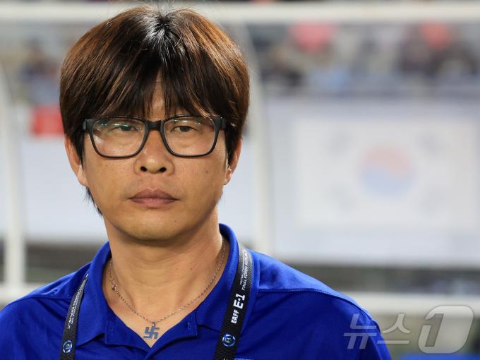 13일 오후 경기 화성시 향남읍 화성종합경기타운에서 열린 2025 동아시아축구연맹(EAFF) E-1 챔피언십 여자부 대한민국과 일본의 경기, 신상우 감독이 경기를 지켜보고 있다. 2025.7.13/뉴스1 ⓒ News1 김진환 기자