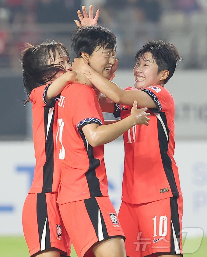 13일 오후 경기 화성시 향남읍 화성종합경기타운에서 열린 2025 동아시아축구연맹(EAFF) E-1 챔피언십 여자부 대한민국과 일본의 경기, 대한민국 정다빈이 후반 동점골을 넣은 뒤 장슬기, 지소연의 축하를 받고 있다. 2025.7.13/뉴스1 ⓒ News1 김진환 기자