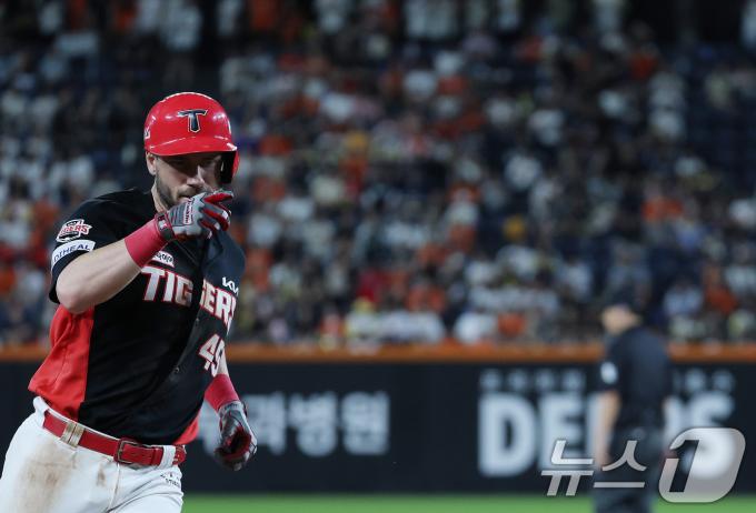 9일 오후 대전 한화생명 볼파크에서 열린 프로야구 '2025 신한 SOL뱅크 KBO 리그' 기아 타이거즈와 한화 이글스 경기에서 8회초 기아 위즈덤이 솔로홈런을 치고 환호하고 있다. 2025.7.9/뉴스1 ⓒ News1 김기태 기자
