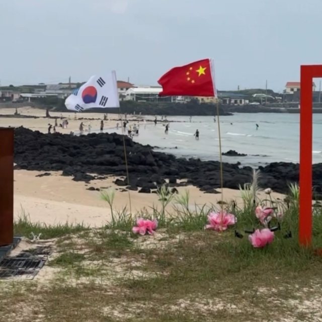 제주 우도 해변에 중국 국기(오성홍기)가 설치됐다가 철거되는 일이 벌어지자 지자체가 해명에 나섰다. /사진=스레드 캡처