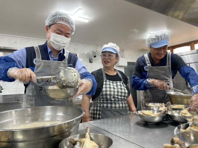 심준섭 고리원자력본부 대외협력처 지역협력부장(왼쪽)이 월내 무료급식소 삼계탕 나눔 행사에 참여하고 있다./사진=고리본부