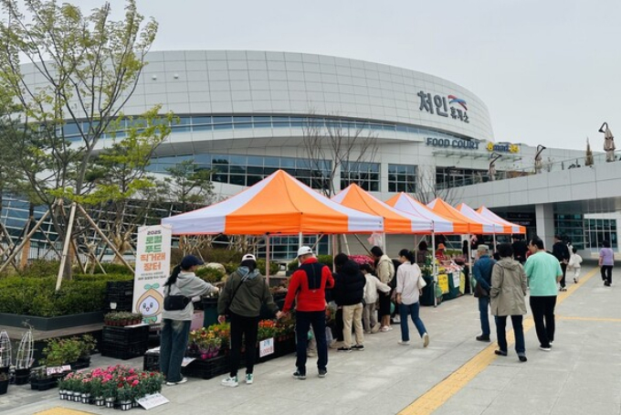 용인특례시는 처인휴게소에 '로컬푸드 직거래 장터'를 매주 일요일 운영한다. 사진은 처인휴게소 로컬푸드 직거래 장터 전경. /사진제공=용인특레시  