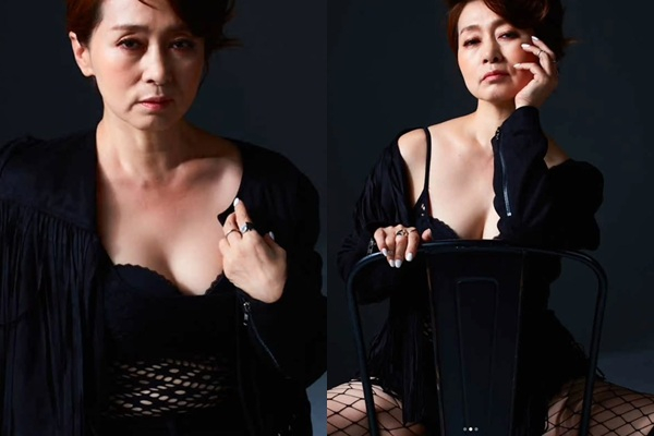 배우 문희경이 60대라는 나이가 믿기지 않을 정도로 아찔한 섹시미를 뽐냈다. /사진=문희경 인스타그램
