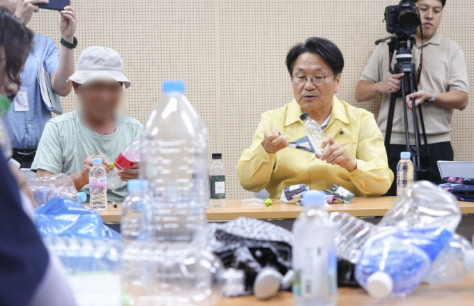강기정 광주광역시장이 2024년 8월1일 오후 광산구 송정1동행정복지센터를 찾아 송정1동 자원재생활동단 어르신들과 투명페트병 라벨제거, 폐건전지 선별 등 재활용품 선별작업을 함께 하며 어르신들의 어려움을 듣고 있다./사진=광주시