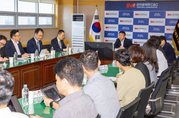 KT와 군인공제회C&C 주요 관계자가 참석해 사업 착수보고회를 진행하고 있다. /사진=KT