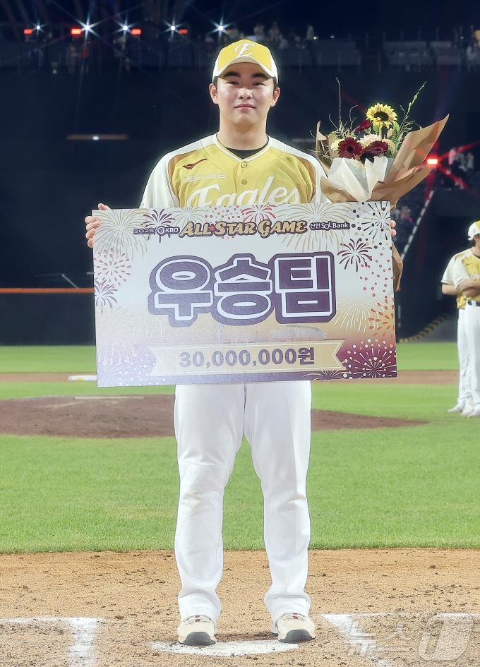 12일 대전 한화생명 볼파크에서 열린 ‘2025 신한 SOL뱅크 KBO 올스타전’에서 8대6 승리를 거둔 나눔 올스타 대표로 한화 문현빈이 기념 촬영을 하고 있다. 2025.7.12/뉴스1 ⓒ News1 김진환 기자