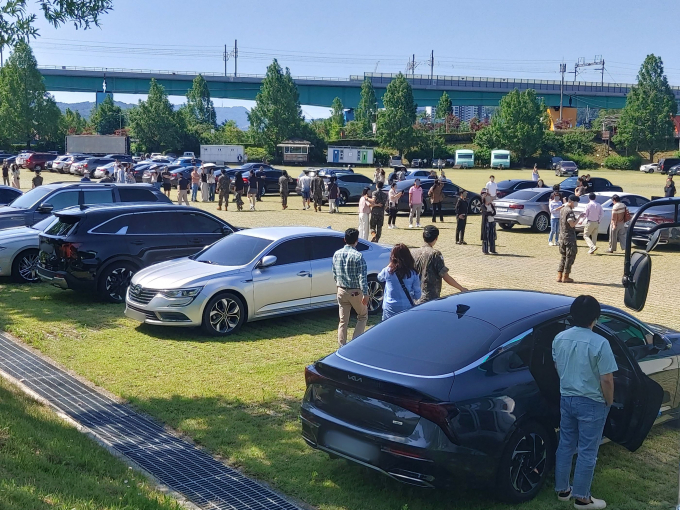 가평군은 관내 군부대인 제3수송교육연대의 교육생 면회장소를 자라섬 주차장으로 변경했다. /사진제공=가평군