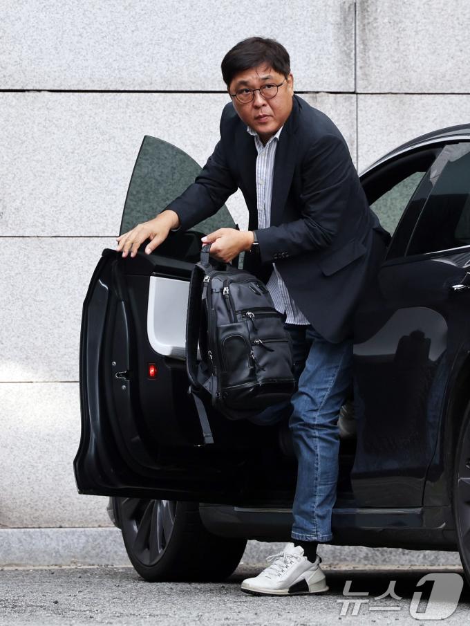최휘영 문화체육관광부 장관 후보자가 14일 오전 서울 종로구 국립현대미술관에 마련된 인사청문회 사무실로 출근하고 있