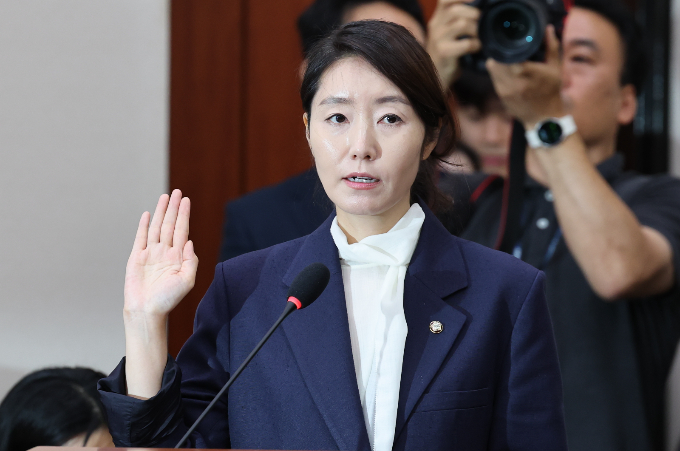 사진은 이날 서울 여의도 국회에서 열린 인사청문회에 출석해 선서하는 강선우 후보자. /사진=뉴스1