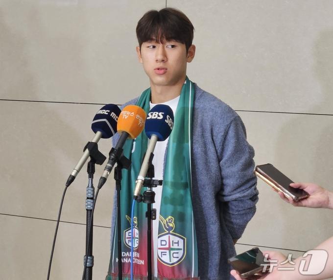 윤도영이 14일 네덜란드로 출국하기 전 인터뷰를 하고 있다. /뉴스1ⓒ 뉴스1 김도용 기자