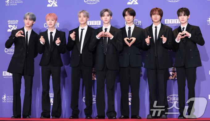 그룹 NCT DREAM(엔시티 드림, NCT 드림) 마크(왼쪽부터)와 런쥔, 제노, 재민, 지성, 해찬, 천러가 14일 오전 서울 송파구 롯데시네마 월드타워에서 가진 정규 5집 ‘Go Back To The Future’(고 백 투 더 퓨처) 발매 기념 제작 발표회에서 포즈를 취하고 있다. 2025.7.14/뉴스1 ⓒ News1 권현진 기자