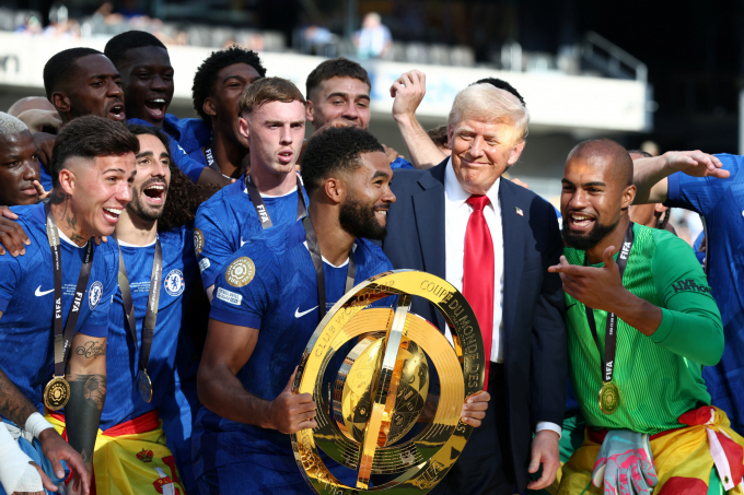 사진은 14일(한국시각) 미국 뉴저지 메트라이프 스타디움에서 열린 2025 국제축구연맹(FIFA) 클럽월드컵 결승전 우승을 차지한 첼시 선수단과 도널드 트럼프 대통령(가운데)의 모습. /사진=로이터