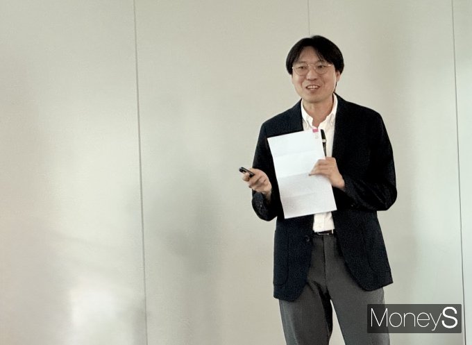 이민곤 삼성전기 MLCC 개발팀 상무가 14일 열린 학습회 'SEMinar'에서 AI 서버·전장용 MLCC에 대해 설명하고 있다. /사진=정연 기자
