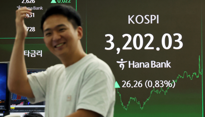 사진은 14일 서울 중구 하나은행 딜링룸에 표시된 코스피 종가가 3200선을 넘은 모습. /사진=뉴스1 