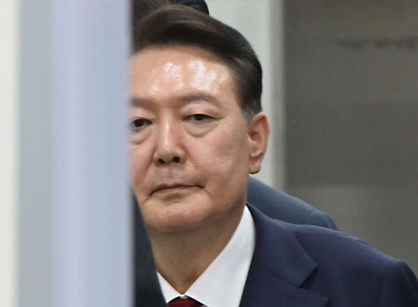 윤석열 전 대통령이 내란 특검의 소환조사에 불응했다. 사진은 윤석열 전 대통령이 지난 9일 서울 서초구 서울중앙지법에서 열린 직권남용 등 혐의 영장실질심사(구속 전 피의자 심문)를 마친 뒤 대기 장소인 서울구치소로 이동하기 위해 법원을 나서고 있는 모습. /사진=뉴시스