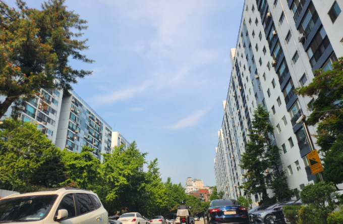 방배신삼호아파트 재건축조합이 오는 26일 시공사 선정을 위한 조합원 총회를 개최한다. 사진은 서울 서초구 방배신삼호 전경. /사진=방배신삼호 조합