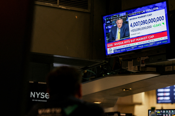 사진은 지난 9일 미국 뉴욕시 뉴욕증권거래소(NYSE) 화면에 '엔비디아 시가총액 4조달러 돌파' 소식이 표시된 모습. /사진=로이터 