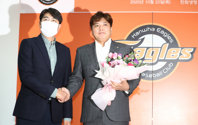 정민철 해설위원과 한명재 캐스터가 JTBC 야구 예능 '최강야구'의 중계를 맡는다. 사진은 과거 한화 이글스에서 활약했던 정민철(왼쪽)과 김태균의 모습. /사진=뉴스1
