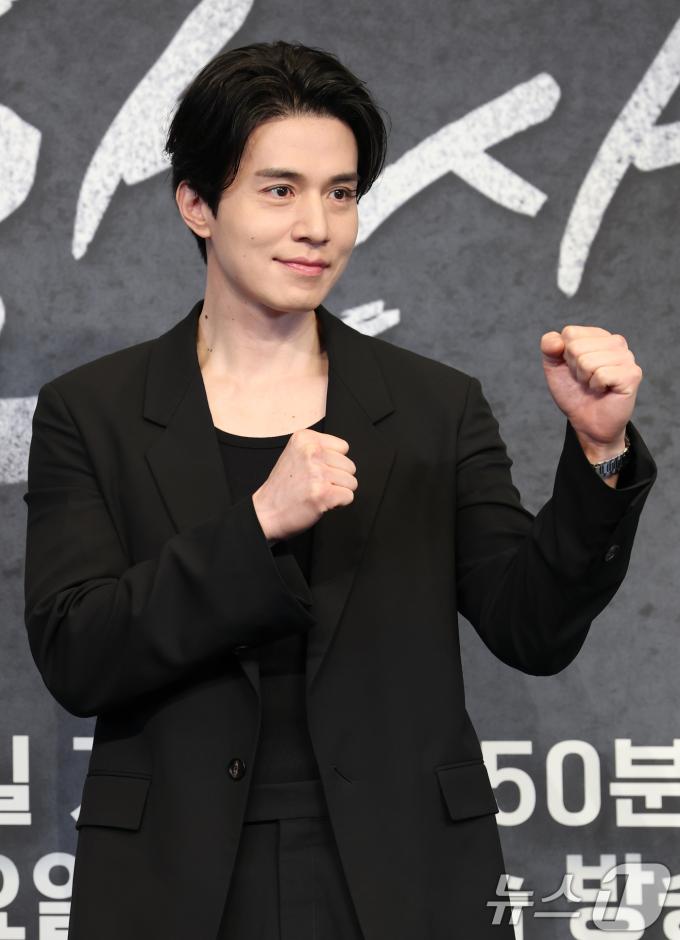 배우 이동욱이 14일 오후 서울 구로구 더링크서울 호텔에서 열린 JTBC 드라마 ‘착한 사나이’ 제작발표회에 참석해 포즈를 취하고 있다. ‘착한 사나이’는 건달 3대 집안 장손 ’석철’(이동욱 분)이 가족과 직장, 사랑을 지키기 위해 겪는 파란만장 사건들을 웃음과 눈물로 그려낸 드라마다. 2025.7.14/뉴스1 ⓒ News1 권현진 기자