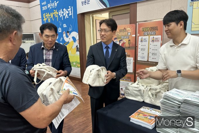 이광일 농협전남본부장(오른쪽 두번째)이 정남진장흥농협에서 실시하고 있는 '농촌왕진버스'를 방문해 관계자들과 폭염 피해 예방 물품을 살펴보고 있다/사진=농협전남본부 제공.