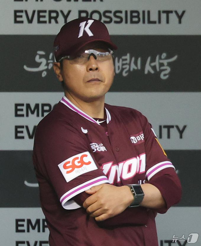 15일 오후 서울 송파구 잠실야구장에서 열린 '2025 신한 SOL 뱅크 KBO리그' 키움 히어로즈와 LG 트윈스의 경기에서 홍원기 키움 감독이 경기를 지켜보고 있다. 2025.5.15/뉴스1 ⓒ News1 오대일 기자