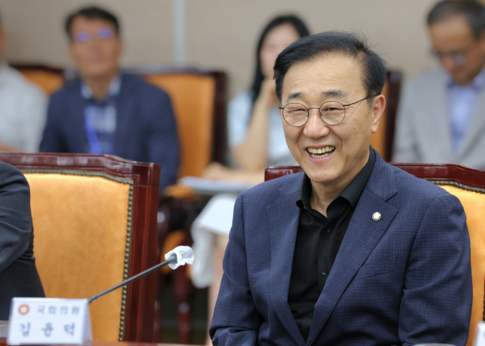 국토교통부 장관 후보자로 지명된 김윤덕 더불어민주당 의원의 인사청문회가 주목받고 있다. 사진은 지난 11일 김윤덕 의원./사진=뉴스1