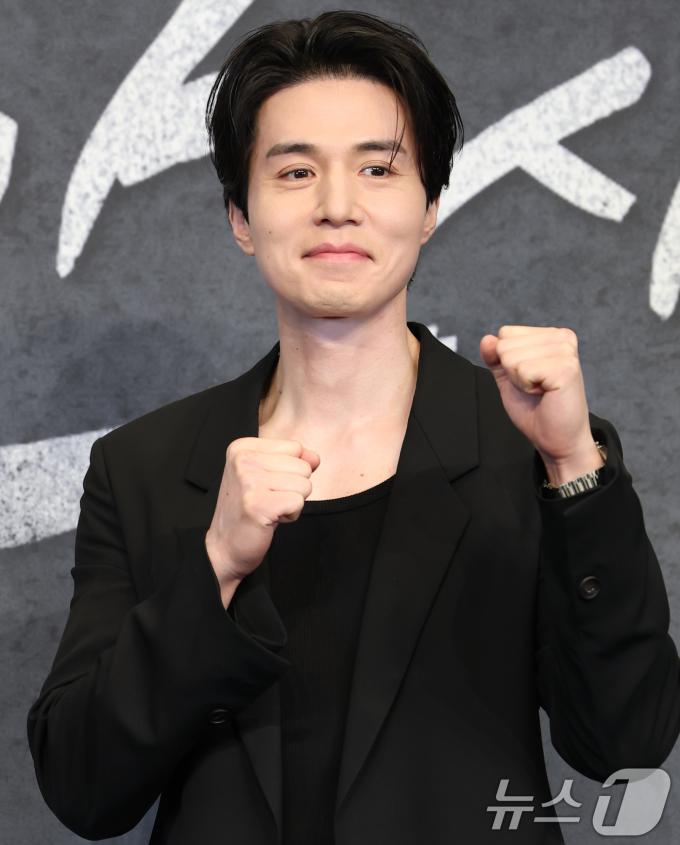 배우 이동욱이 14일 오후 서울 구로구 더링크서울 호텔에서 열린 JTBC 드라마 ‘착한 사나이’ 제작발표회에 참석해 포즈를 취하고 있다. ‘착한 사나이’는 건달 3대 집안 장손 ’석철’(이동욱 분)이 가족과 직장, 사랑을 지키기 위해 겪는 파란만장 사건들을 웃음과 눈물로 그려낸 드라마다. 2025.7.14/뉴스1 ⓒ News1 권현진 기자