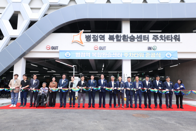  화성특례시의회, 병점역 복합환승센터 주차타워 준공식. 정명근특례시장(좌측10번째)과 배정수 화성특례시의회 의장(좌측9번째) 등 참석자들이 준공 커팅식을 하고 있다. /사진제공=화성특례시 