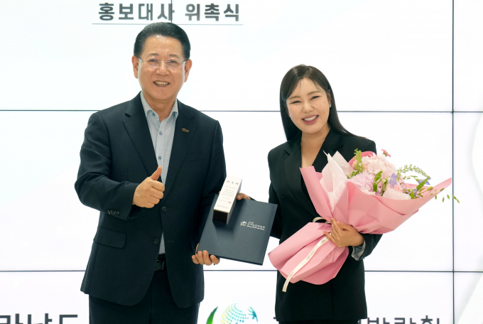 김영록 전라남도지사(왼쪽)가 14일 오후 전남농업기술원에서 가수 송가인에게 2025 국제농업박람회 홍보대사 위촉장을 수여한 뒤 기념촬영을 하고 있다./전남도