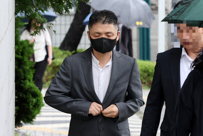김건희 여사의 각종 의혹을 수사하는 김건희 특별검사팀(민중기 특별검사)이 김범수 카카오 창업주, 조현상 HS효성 부회장, 윤창호 전 한국증권금융 사장, 김익래 전 다우키움 그룹 회장에게 오는 17일 오전 10시 출석하라고 통보했다. 사진은 김범수 카카오 창업주가 지난달 20일 서울 양천구 서울남부지방법원에서 열린 27차 공판에 출석한 모습. /사진=뉴시스