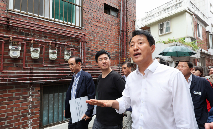 오세훈 서울시장이 정비사업 현장 찾아 6·27 대출 규제로 인해 이주비 대출이 최대 6억원으로 제한된 데 대해 우려를 표했다. 사진은 이날 오 시장이 신속통합 재개발 지역으로 지정된 자양4동 A구역을 찾아 지역 주민들로부터 현장 목소리를 청취하는 모습./사진=뉴스1 