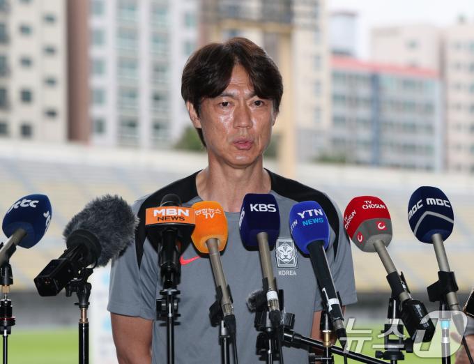 홍명보 대한민국 대표팀 감독이 14일 오후 경기 성남시 중원구 성남종합운동장에서 2025 동아시아축구연맹(EAFF) E1 챔피언십(동아시안컵) 한일전을 앞두고 기자회견을 하고 있다.2025.7.14/뉴스1 ⓒ News1 김영운 기자