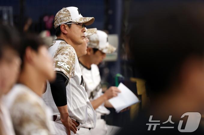 키움 홍원기 감독이 25일 오후 서울 구로구 고척스카이돔에서 열린 프로야구 '2025 신한 SOL뱅크 KBO 리그' KIA와 키움의 경기에서 선수들을 지켜보고 있다. 2025.6.25/뉴스1 ⓒ News1 이동해 기자