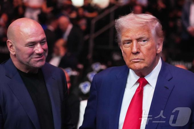도널드 트럼프(오른쪽) 미국 대통령과 데이나 화이트 UFC 회장. ⓒ AFP=뉴스1