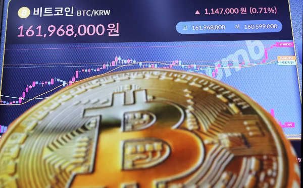 비트코인이 사상 최고치를 경신하자 서클, 스트래티지도 급등했다. 사진은 지난 14일(한국시각) 오전 서울 서초구 빗썸라운지 전광판에 비트코인 신고가가 표시되고 있는 모습. /사진=뉴스1
