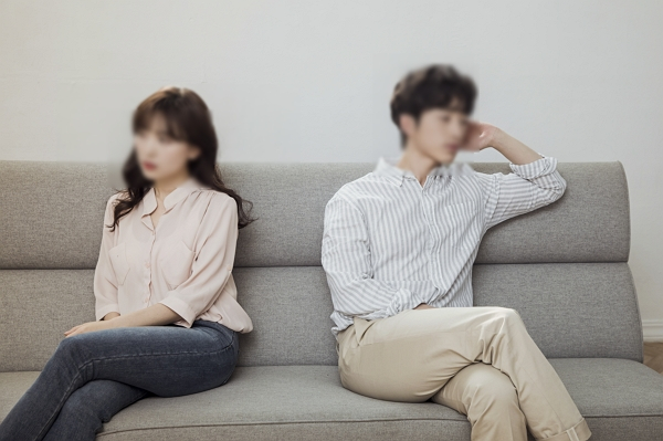 과거 동성과 성매매한 사실을 남편에게 걸려 이혼 소장을 받은 여성의 사연이 전해졌다. 사진은 기사 내용과 직접적인 관련이 없음. /사진=클립아트코리아