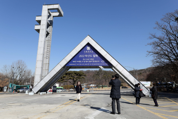 서울대가 부정선거론을 주장한 모스 탄 전 국제형사사법대사의 캠퍼스 내 강연과 교내 행진을 교육 지장 초래 이유로 불허했다. 사진은 서울대 정문의 모습. /사진=뉴시스
