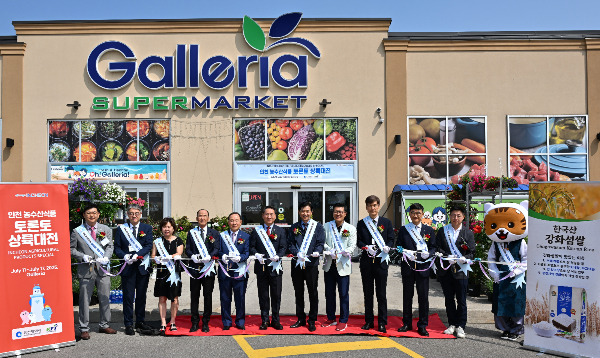 유정복 시장이 14일(현지시각) 캐나다 토론토 갤러리아 슈퍼마켓 욕밀점(Galleria Supermarket YorkMills)에서 열린 '인천 농수산식품 토론토 상륙대전'에서 민병훈 갤러리아 슈퍼마켓 회장 등 참석자들과 개막 테이프 커팅을 하고 있다. /사진제공=인천시 