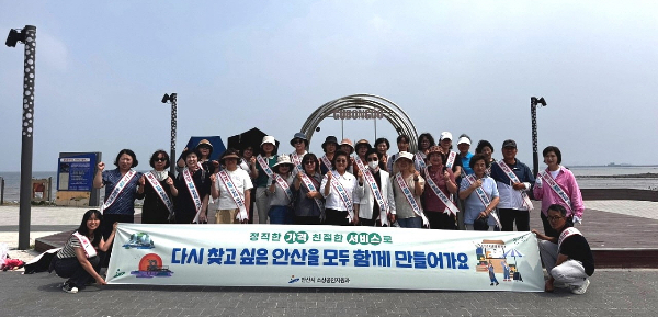 안산시 공무원과 소비자단체 회원들이 14일 대부도에서 '바가지요금 근절' 캠페인을 진행한 후 기념촬영을 하고 있다. /사진제공=안산시