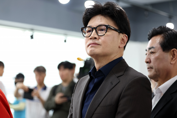 한동훈 전 국민의힘 대표가 당 지도부를 향해 비판을 내놨다. 사진은 한동훈 국민의힘 전 대표가 제21대 대통령 선거 사전투표 첫날인 29일 광주 동구 서남동 사전투표소에서 투표 순서를 기다리는 모습. /사진=뉴스1