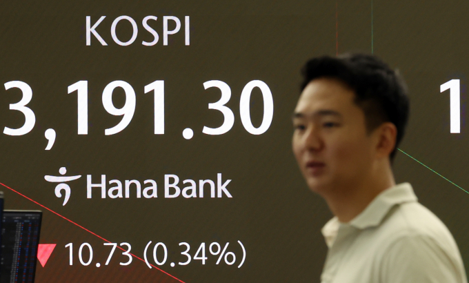 15일 코스피가 기관 매도로 전 거래일 기록한 3200선을 내줬다. 사진은 이날 오전 서울 중구 하나은행 본점 딜링룸./사진=뉴스1