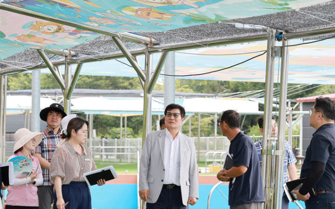 이상익 전남 함평군수(왼쪽 네번째)와 공무원들이 함평엑스포공원 물놀이장 안전시설을 점검하고 있다./함평군