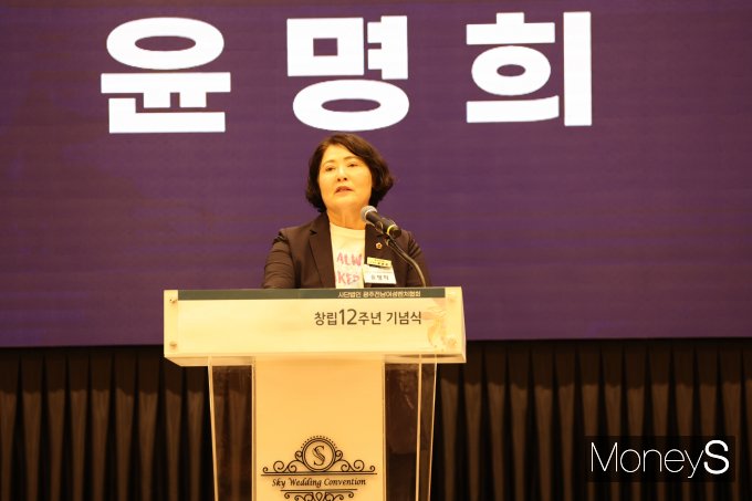 윤명희 전남도의회 경제관광문화위원회 위원장이 사단법인 광주전남여성벤처협회 창립12주년 기념식에서 축하를 하고 있다./홍기철기자