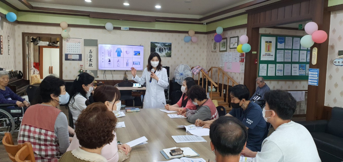 상주시 관계자들이 '감염관리 현장안심 컨설팅'을 진행 중인 모습./사진제공=경북 상주시